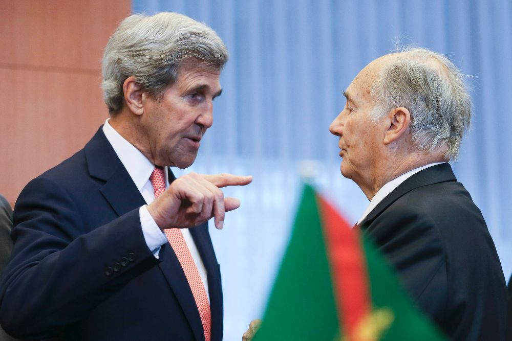 El secretario de Estado estadounidense, John Kerry (i), charla con el príncipe Karim Aga Khan IV durante la conferencia de Bruselas sobre Afganistán.