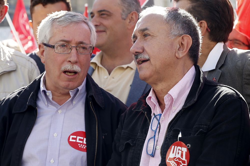 Los secretarios generales de CCOO (i) y de UGT, hoy, en una concentración en la Puerta del Sol de Madrid.