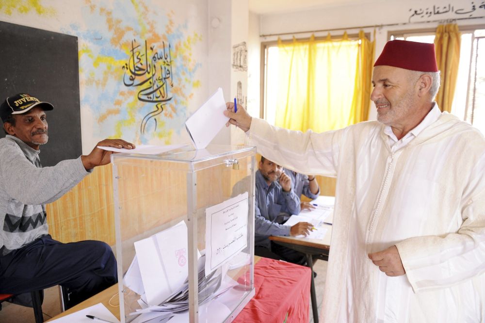 Marroquíes votan durante las elecciones legislativas en un colegio electoral en Rabat.