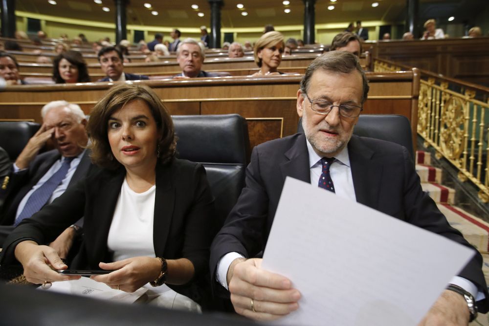 El presidente del Gobierno en funciones, Mariano Rajoy (d) y la vicepresidenta del Gobierno en funciones, Soraya Sáenz de Santamaría (i).