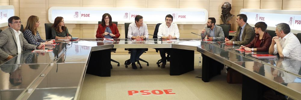 La gestora del PSOE, durante la reunión mantenida hoy en la sede del partido.