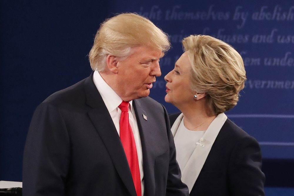 Donald Trump (i) y Hillary Clinton al finalizar el segundo debate presidencial.