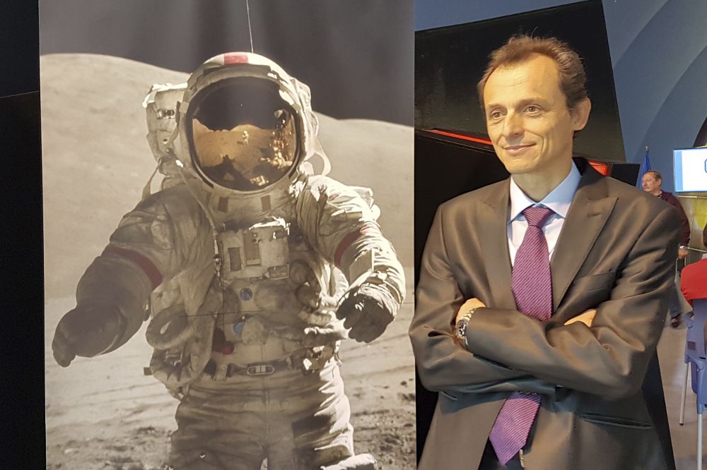 El astronauta Pedro Duque, momentos antes de impartir una conferencia sobre "Los retos del Espacio" en el Centro Astronómico de Huesca.