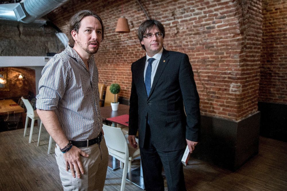 Pablo Iglesias (i) junto al presidente de la Generalitat durante la reunión informal que ambos han mantenido hoy en Madrid.