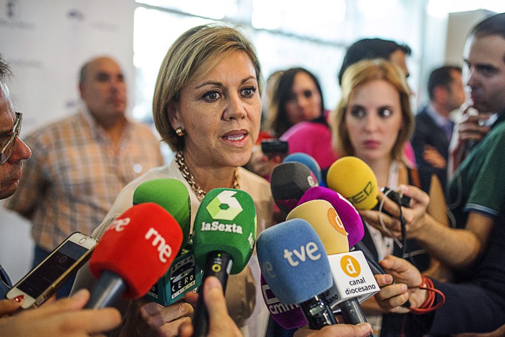 María Dolores Cospedal realiza declaraciones a los periodistas durante su visita a la Feria de Artesanía de Castilla-La Mancha.