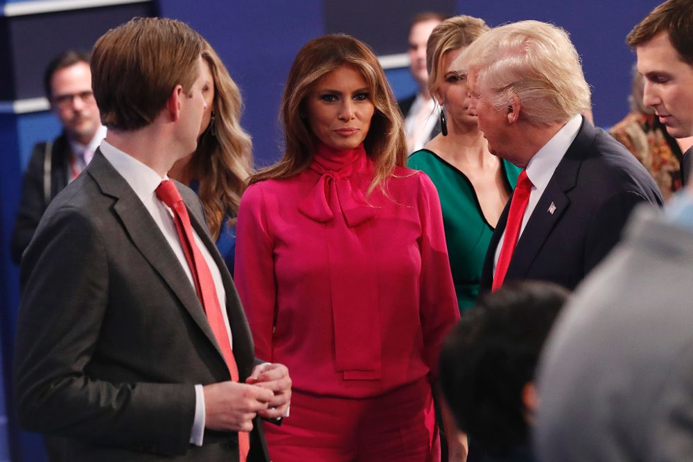 Donald Trump (d) y su esposa Melania al acabar el segundo debate presidencial, en la Universidad de Washington, en St. Louis, Missouri.