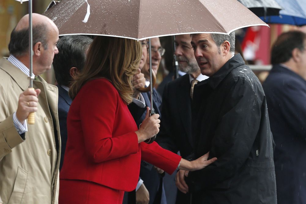 La presidenta andaluza, Susana Díaz, conversa con el presidente de Canarias, Fernando Clavijo (2d).