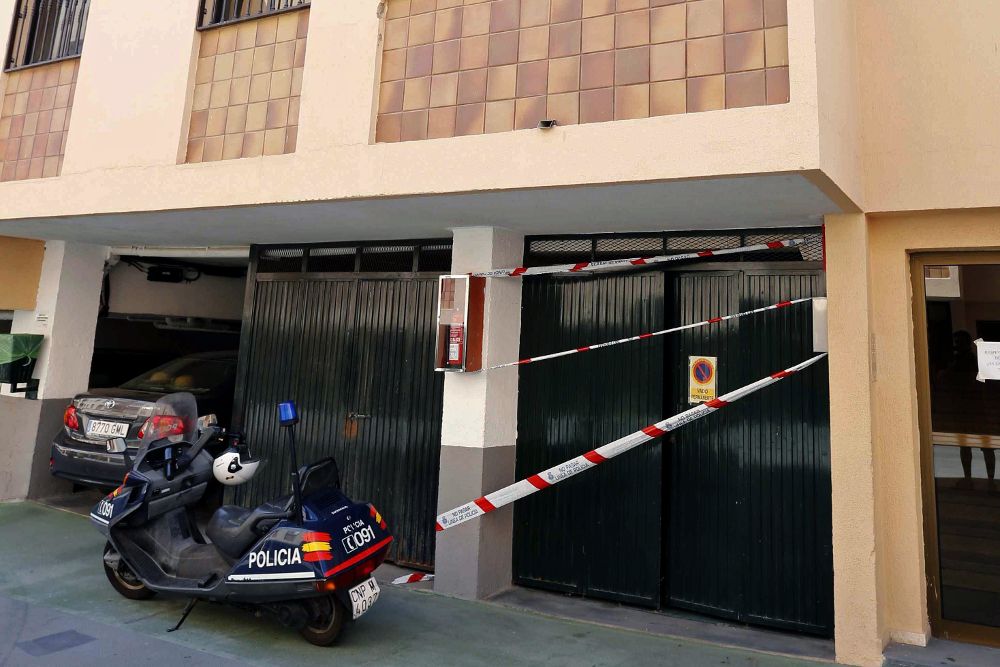 Precinto policial en la entrada del garaje situado en San Fernando de Maspalomas, en la localidad de San Bartolomé de Tirajana, en la que se produjo la muerte a puñaladas del empresario Luis Fernández.