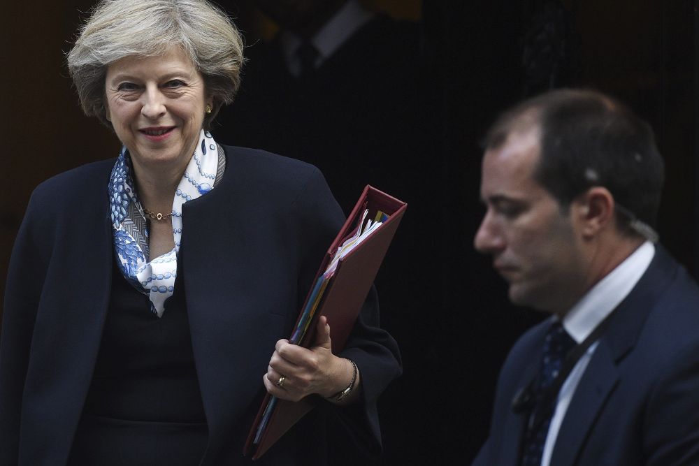 La primera minisstra británica, Theresa May, sale de su residencia en el número 10 de Downing Street hoy, 12 de octubre.