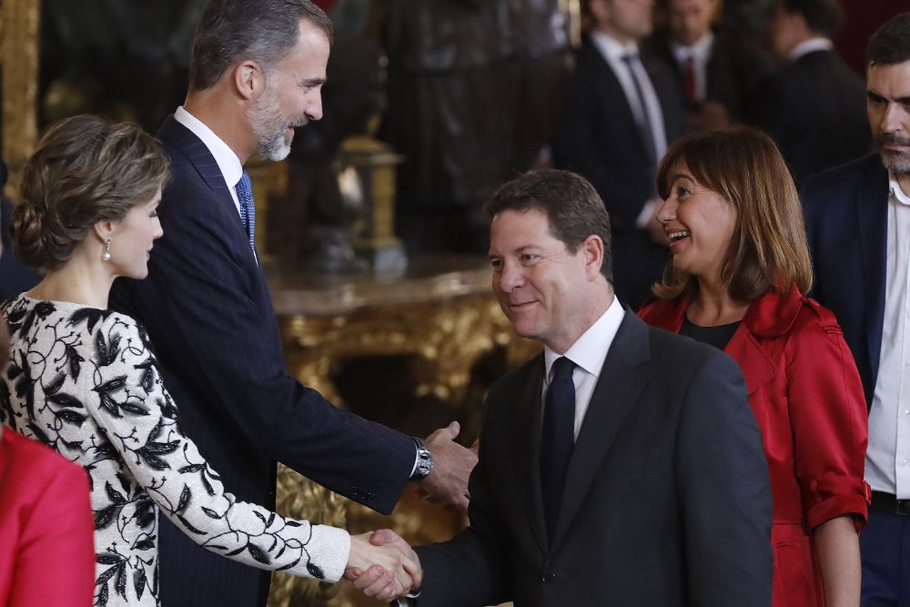 Emiliano García-Page saluda a los Reyes durante la tradicional recepción ofrecida hoy en el Palacio Real con motivo del Día de la Fiesta Nacional.