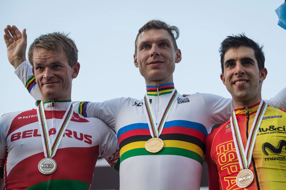 De iz. a der., el bielorruso Vasil Kiryienka, el alemán Tony Martin y el español Jonathan Castroviejo celebran su plata, oro y bronce, respectivamente.