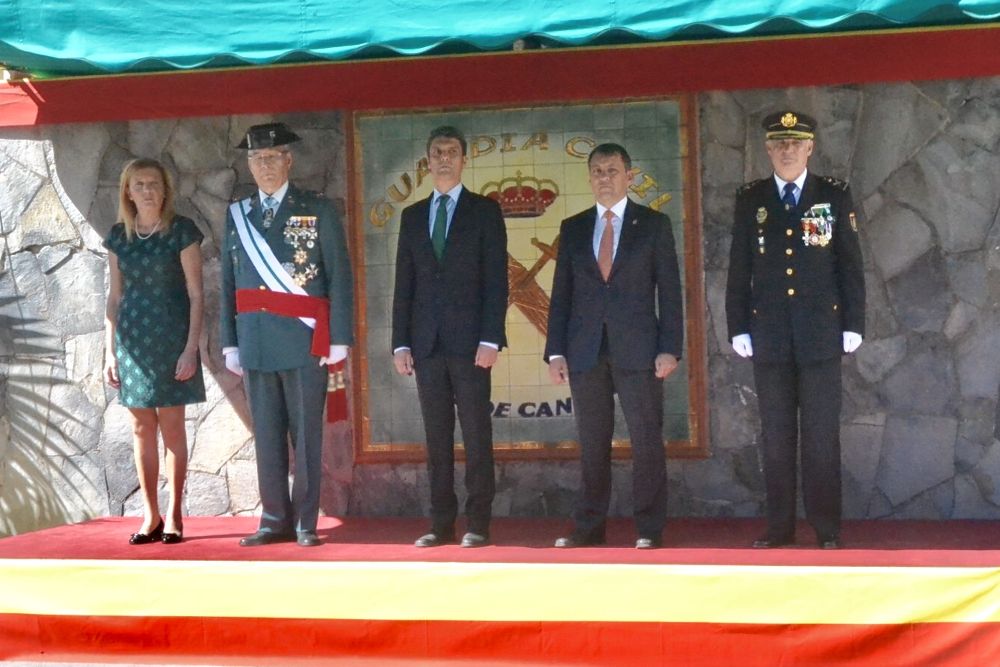 El delegado del Gobierno central en Canarias (c) durante los actos conmemorativos de la patrona de la Guardia Civil.ARI FARRAY