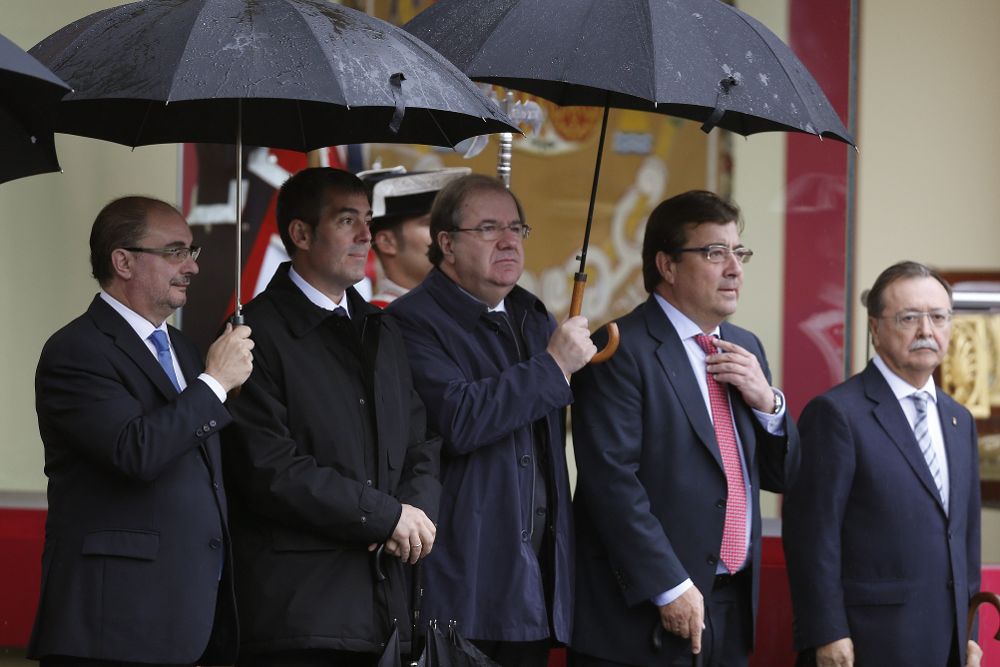 Fernando Clavijo (2º iz) con los presidentes regionales de Aragón, Castilla y León, Extremadura y Ceuta, momentos antes del desfile militar del Día de la Fiesta Nacional.