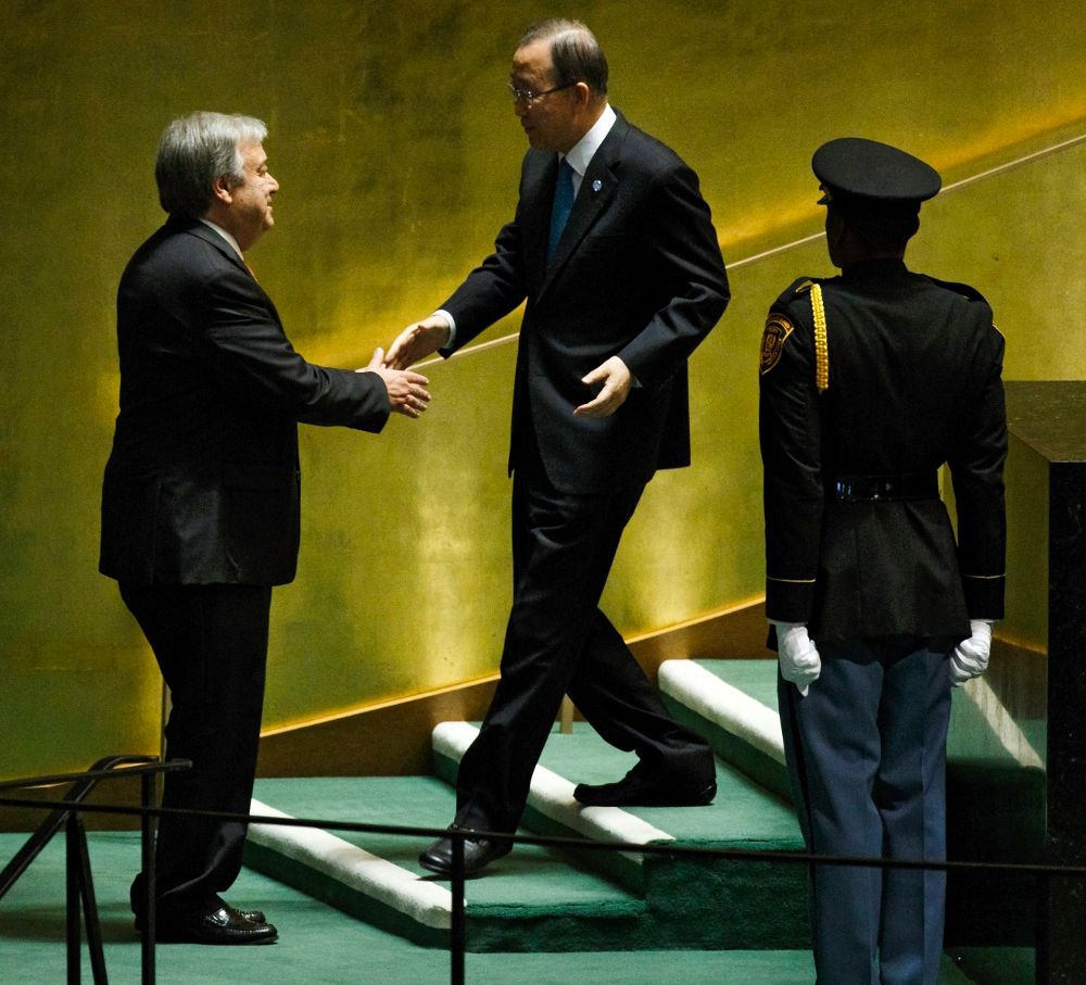 António Guterres (i), estrecha su mano con el actual secretario general de la ONU, Ban Ki-moon, en la sede de la Organización de las Naciones Unidas en Nueva York.