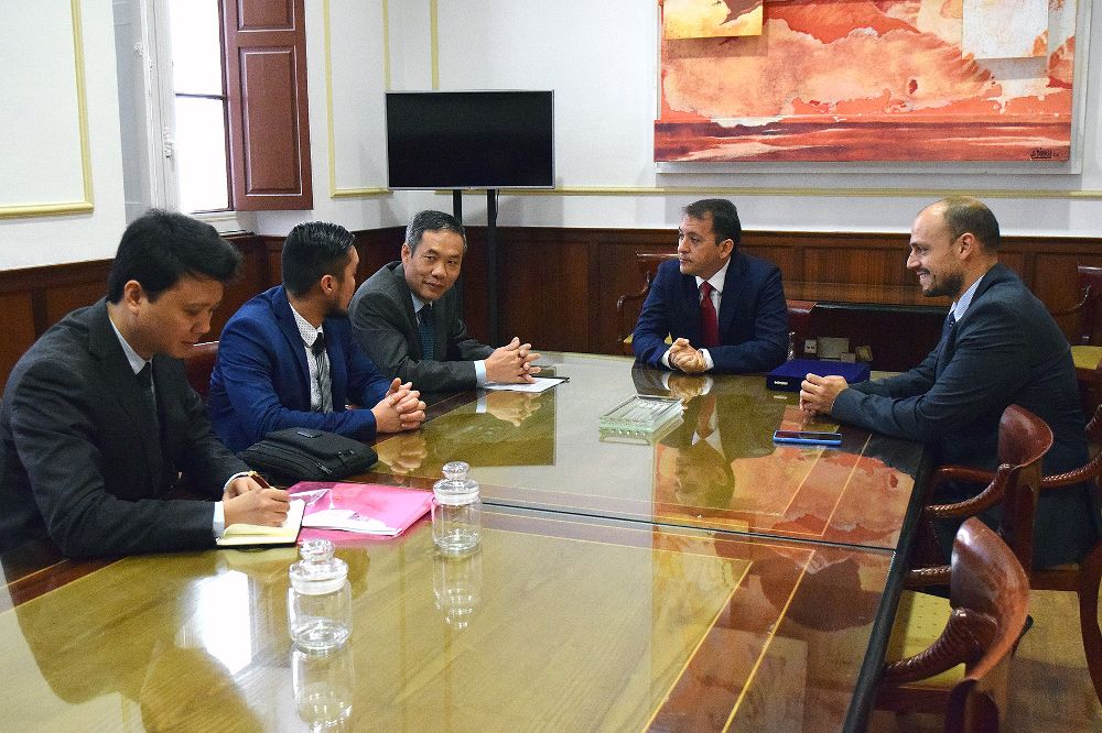 Reunión entre los representantes de Vietnam en España y el alcalde de Santa Cruz con el concejal de Promoción Económica.
