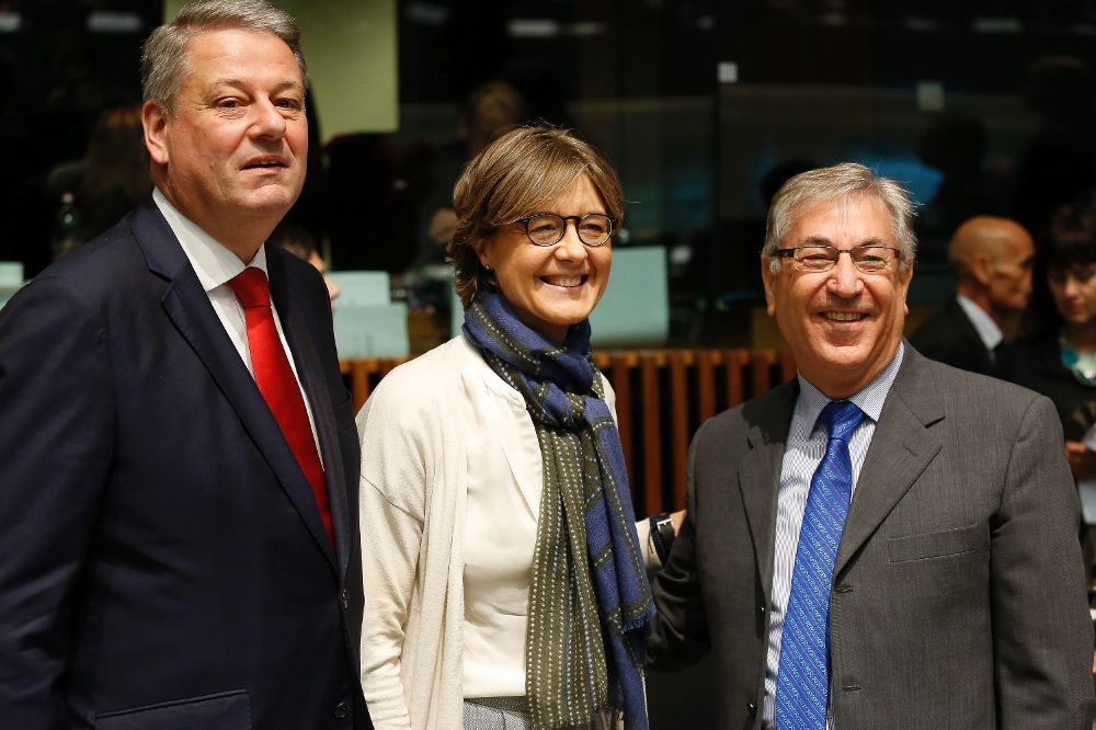 La ministra en funciones de Agricultura y Pesca del Gobierno español, Isabel García Tejerina, junto a su colega austríaco, Andrae Rupprechter (i), y el comisario europeo de Pesca, Karmenu Vella.