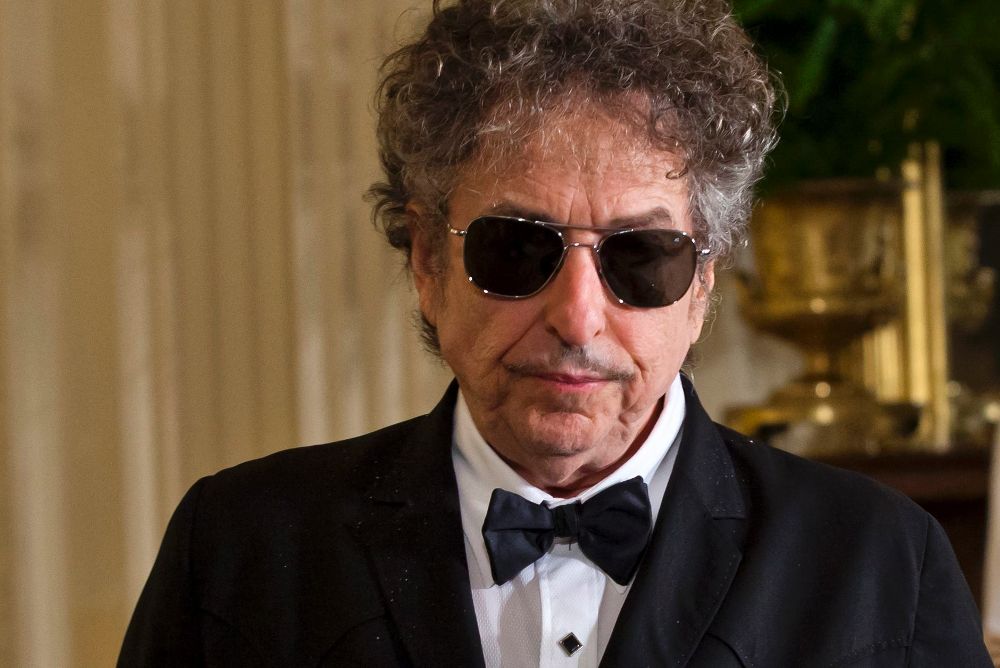 Fotografía de mayo de 2012 que muestra al cantautor estadounidense Bod Dylan el día que recibió la Medalla de la Libertad de manos de Barack Obama.