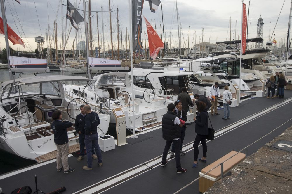 Varios visitantes observan barcos en la 55 edición del Salón Náutico de Barcelona, en el que participan más de 260 expositores y 670 embarcaciones deportivas y de recreo.