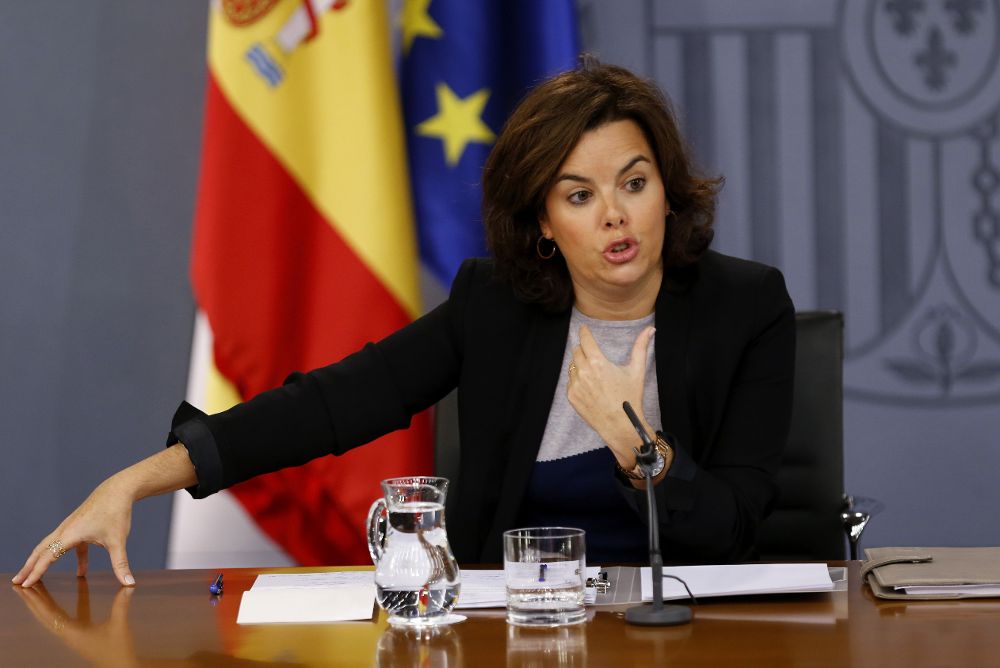 La vicepresidenta del Gobierno en funciones, Soraya Sáenz de Santamaría, durante la rueda de prensa posterior a la reunión del Consejo de Ministros celebrado hoy en La Moncloa.