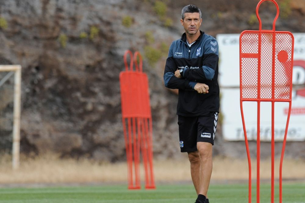El técnico del Tenerife durante el entrenamiento de hoy. MONTSE SANTOS
