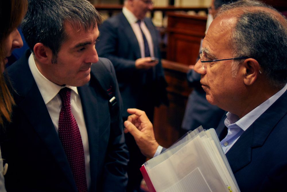 Fernando Clavijo (i) cambia impresiones con Casimiro Curbelo en el Parlamento canario.