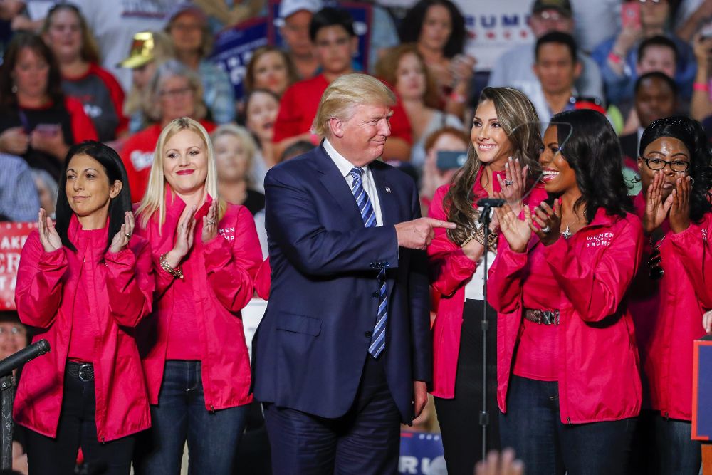 Donald Trump se dirige a sus seguidores durante un mitin de la campaña en Charlotte, Carolina del Norte, hoy, sábado.