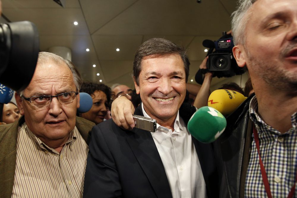 El presidente de la gestora del PSOE, Javier Fernández (c), a la salida de la reunión que diputados y senadores socialistas han celebrado hoy en el Senado.