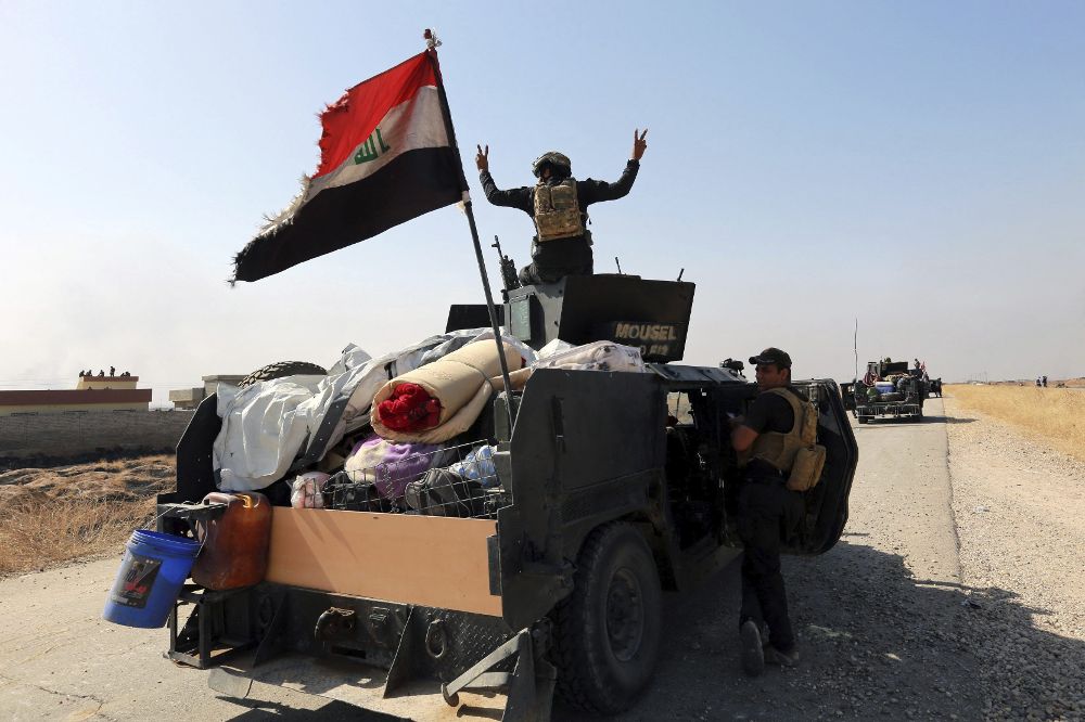 Miembros de las Fuerzas especiales gubernamentales iraquíes toman posiciones en el distrito de Al Hamdaniya durante una ofensiva contra el Estado Islámico (EI) al este de Mosul.