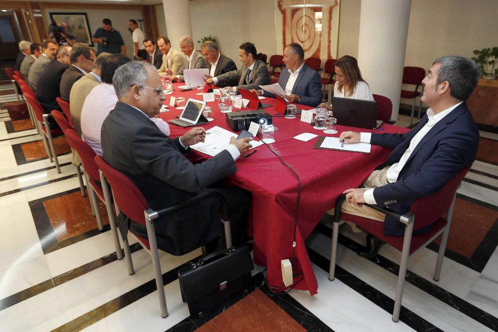 El presidente del Gobierno de Canarias, Fernando Clavijo (d), asiste hoy en Las Palmas de Gran Canaria a una reunión de la asamblea de la Federación Canaria de Islas (Fecai).