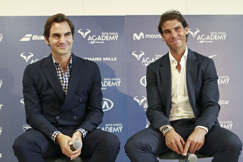 Rafa Nadal (d) y el suizo Roger Federer, durante la inauguración oficial del centro Rafa Nadal Academy by Movistar.
