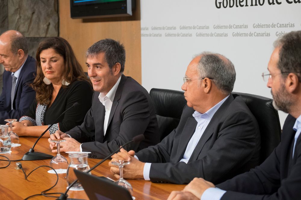 Comparecencia del presidente del Gobierno con los de los cabildos y el máximo responsable de Telefónica en Canarias (derecha).