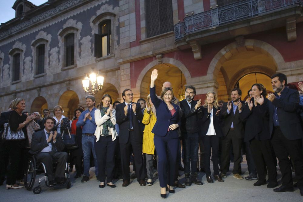 Varios diputados y consellers del Govern, junto a la alcaldesa de Barcelona, Ada Colau (2d) arropan hoy a la presidenta del Parlament, Carme Forcadell (c).