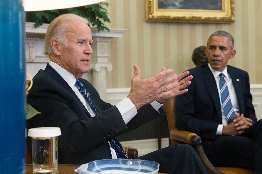El presidente de EE.UU., Barack Obama (d), escucha a su vicepresidente, Joseph Biden, durante una conferencia de prensa.