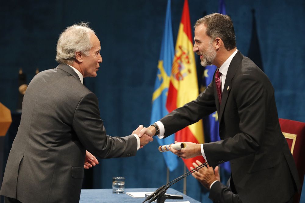 El Rey Felipe entrega al escritor Richard Ford (i) el Premio Princesa de Asturias de las Letras.