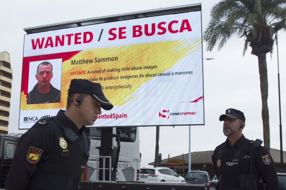 2016) en Torremolinos, de la campaña de difusión de los 10 fugitivos británicos más buscados en España, entre los que figura el que aparece en la pantalla electrónica de la imagen, Matthew Sammon.