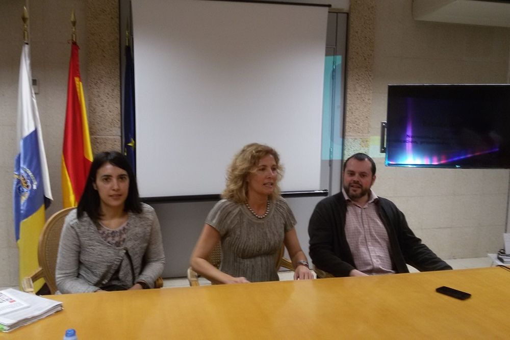 Sinesia Medina (centro), directora general de Protección de la Naturaleza del Gobierno de Canarias.