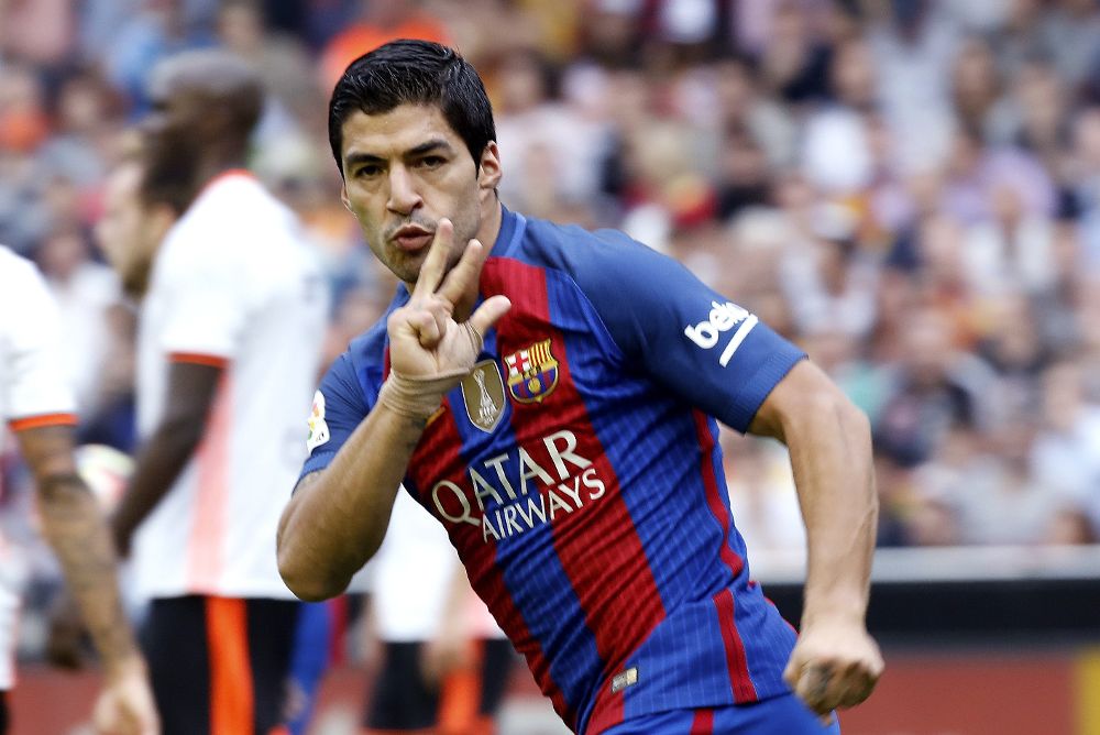 El delantero uruguayo del FC Barcelona Luis Suárez celebra el gol que ha marcado.
