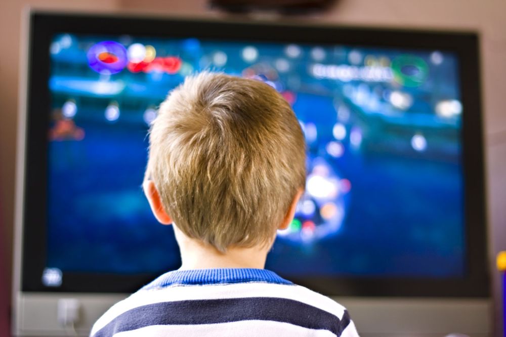 Los pediatras recomiendan un contacto diario con las pantallas de dos horas como máximo en niños de 2 a 12 años.