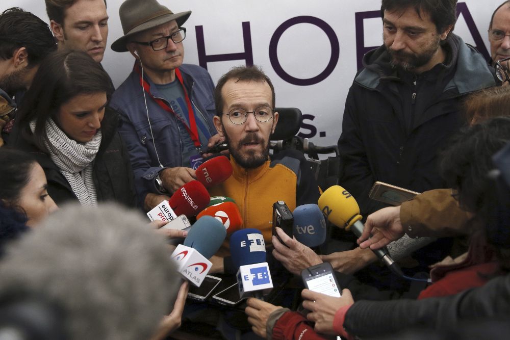 El secretario de Organización de Podemos, Pablo Echenique, y otros cargos del partido tras la I Asamblea Estatal de Vamos! que ha tenido lugar hoy en Madrid.
