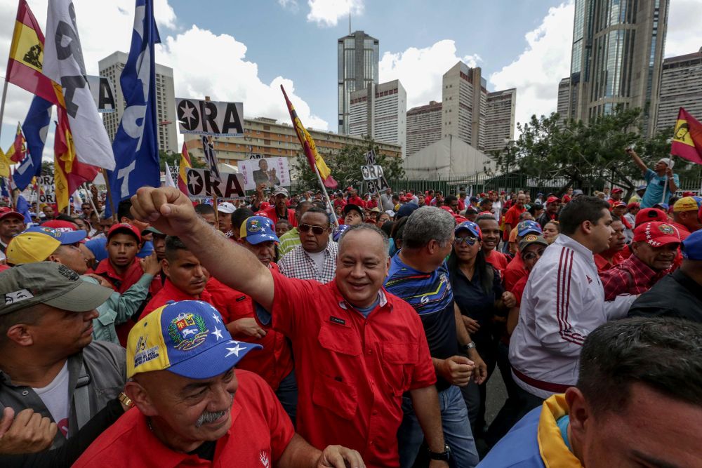 El diputado a la Asamblea Nacional por el Partido Socialista Unido de Venezuela (PSUV), Diosdado Cabello (c).