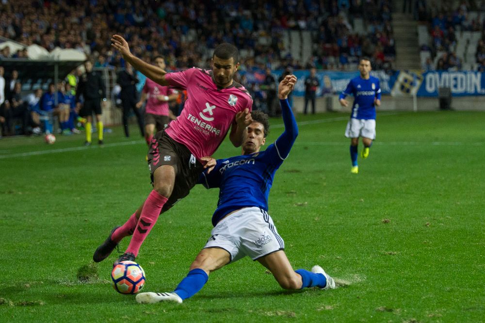 Un lance del partido Real Oviedo-CD Tenerife.