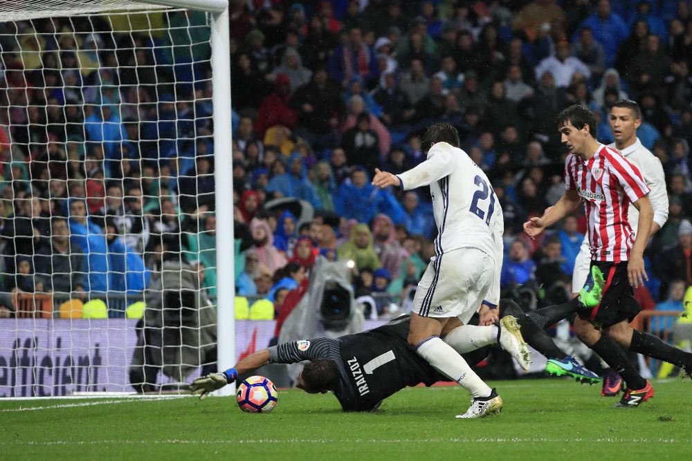 Morata (i) marca el segundo gol ante el Athletic de Bilbao.