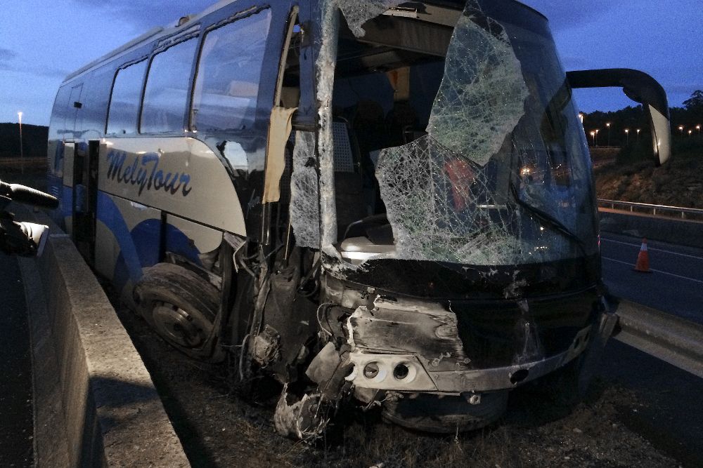 Estado en el que ha quedado el autobús en el que nueve personas han resultado heridas en un accidente registrado en un tramo de la autovía AG-53 en la provincia de Orense. 