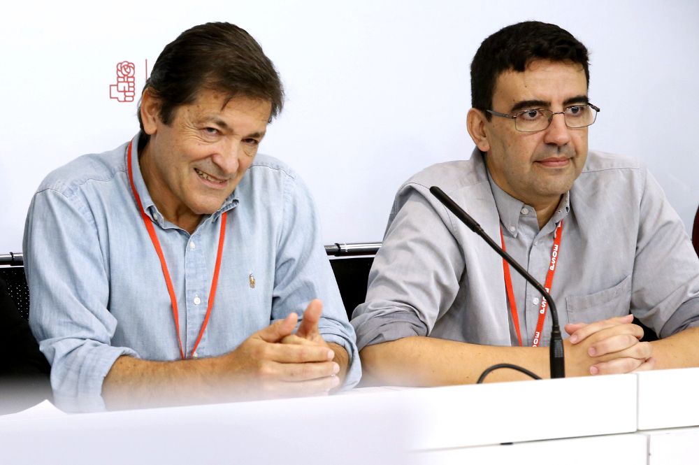 El presidente de la gestora del PSOE, Javier Fernández (i), y el vocal Mario Jiménez Díaz.