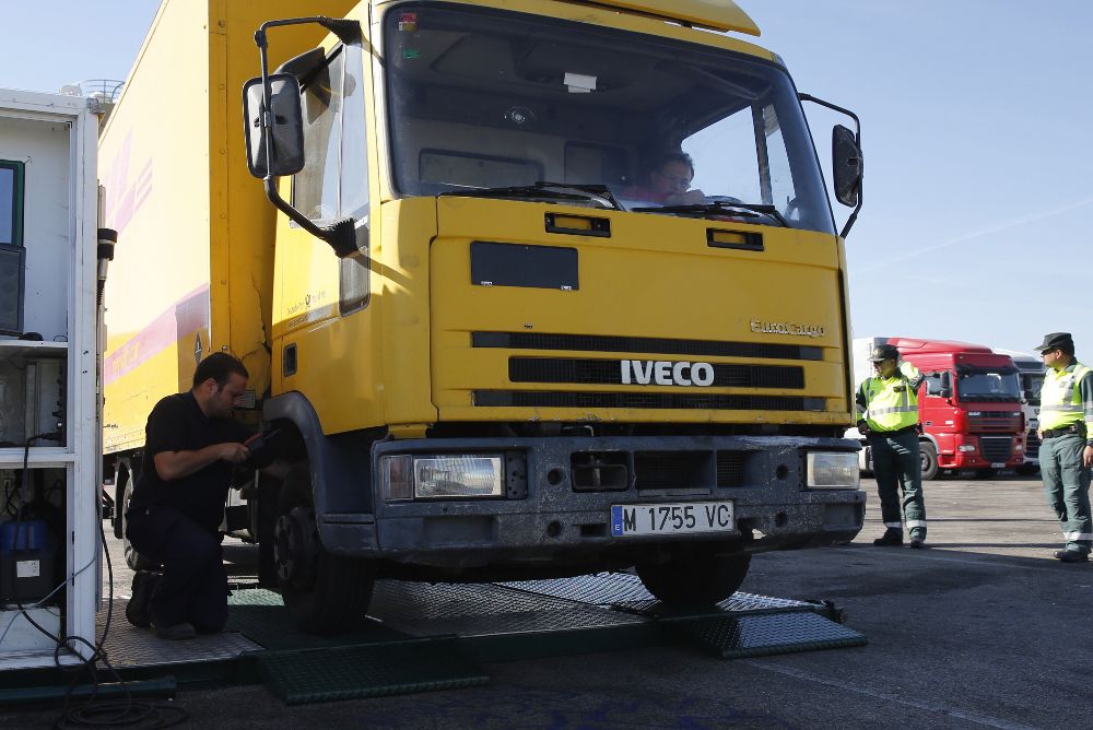 La Dirección General de Tráfico realizará unas 12.000 inspecciones técnicas al año a camiones, furgonetas y autobuses con cinco unidades móviles que recorrerán las carreteras del país.