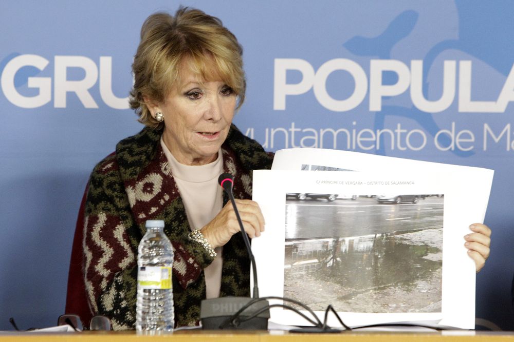 La portavoz del PP en el Ayuntamiento de Madrid, Esperanza Aguirre, al inicio de la rueda de prensa.