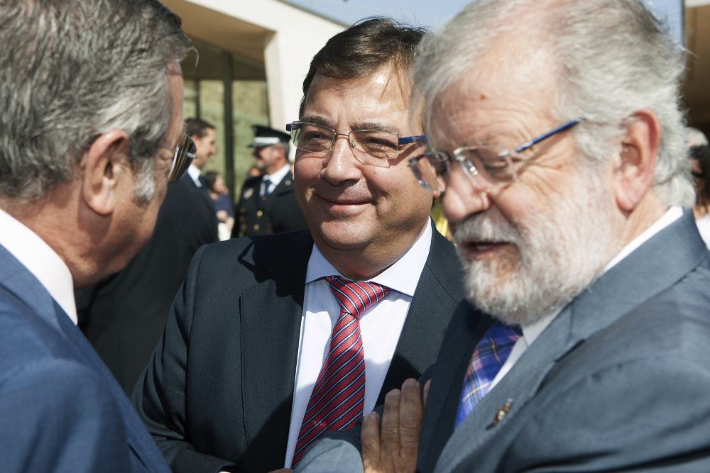 El expresidente de la Junta de Extremadura Juan Carlos Rodríguez Ibarra (d), con el actual (centro).