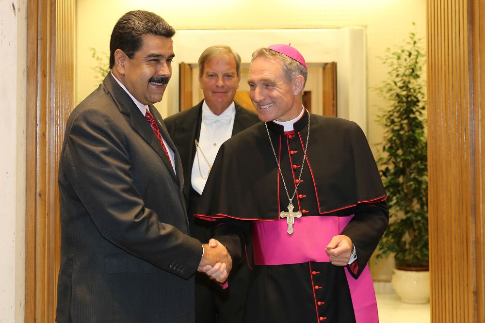 El presidente de Venezuela, Nicolás Maduro (i), es recibido por el presbíterio italiano Guido Marini (d), maestro de la Oficina de las Celebraciones Litúrgicas del Sumo Pontífice.