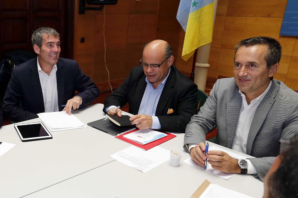 El presidente del Gobierno de Canarias y dirigente de Coalición Canaria, Fernando Clavijo (i), y los dirigentes José Miguel Barragán (c) y José Miguel Ruano durante la reunión del Comité Permanente Nacional que se celebró ayer.