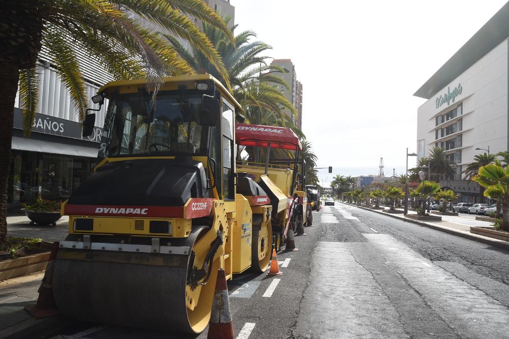 La avenida Tres de Mayo de la capital tinerfeña el pasado mes de agosto, con las máquinas reasfaltando.
